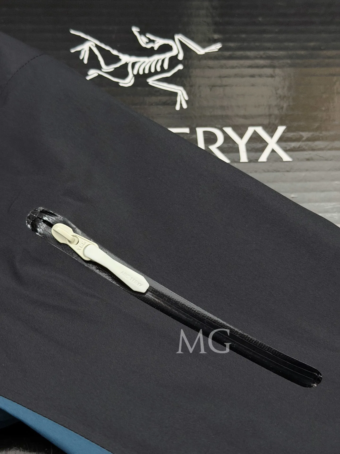 k 66 Quality ARC'TERYX ALPHA SV 8 Breathable Sv ， ， ， ： N X GORE-TEX® Alpha SV Wear-Resistant Wear-Resistant : ykk logo TPU 100 1.1 Water Tight™ : 70 : logo， Velcro® ， ， ， Hem Lock ： Blue Size：XS-XXL ：116 120 124 128 132 136 ：48 49 50 51 52 53 ：62 63 64 67 68 ：70.5 72.5 74.5 76.5 77.5 78.5